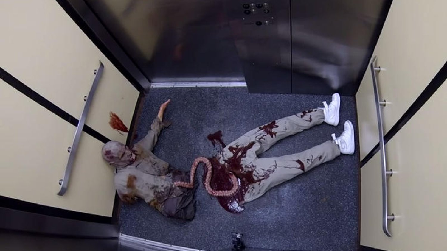 Wardęga znów szokuje! Zamiast psa-pająka są zombie. Zobacz Zombie Apocalypse Halloween Prank