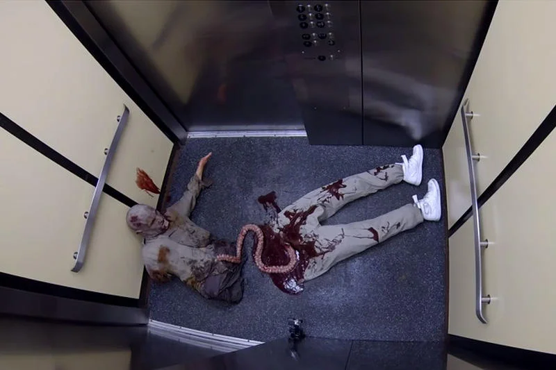 Wardęga znów szokuje! Zamiast psa-pająka są zombie. Zobacz Zombie Apocalypse Halloween Prank