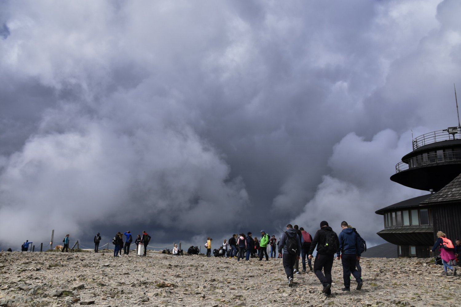 Podczas tegorocznej majówki raczej nie zanosi się na słoneczną pogodę sprzyjającą wyjazdom.