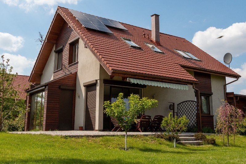 Atuty fotowoltaiki to oszczędność, opłacalność, trwałość, komfort i wygoda, ekologia oraz wzrost wartości nieruchomości. Wykonywaniem takich instalacji w Polsce zajmuje się m.in. firma Sunday Polska