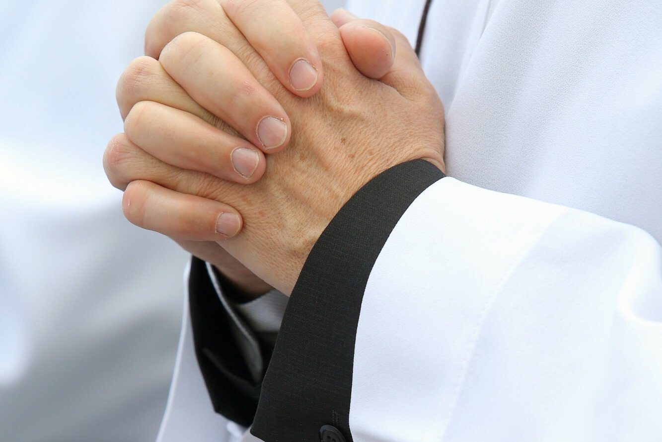 Zwłoki młodego mężczyzny w mieszkaniu księdza. Informacje od prokuratury.