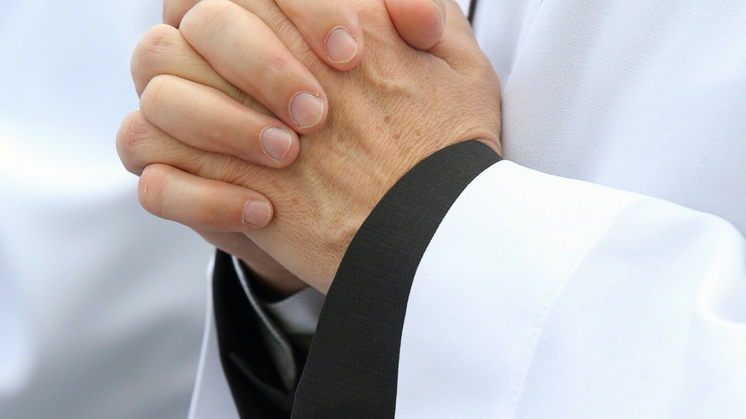 Zwłoki młodego mężczyzny w mieszkaniu księdza. Informacje od prokuratury.