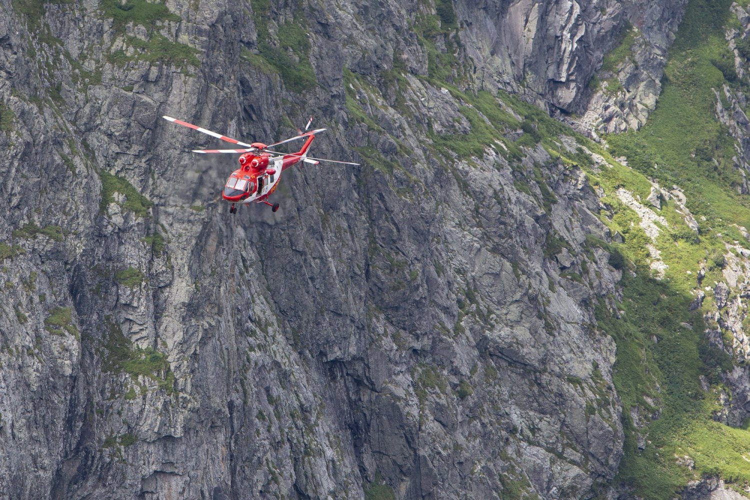 Taternika poszukiwali ratownicy TOPR, a także Horskiej Zachrannej Służby.