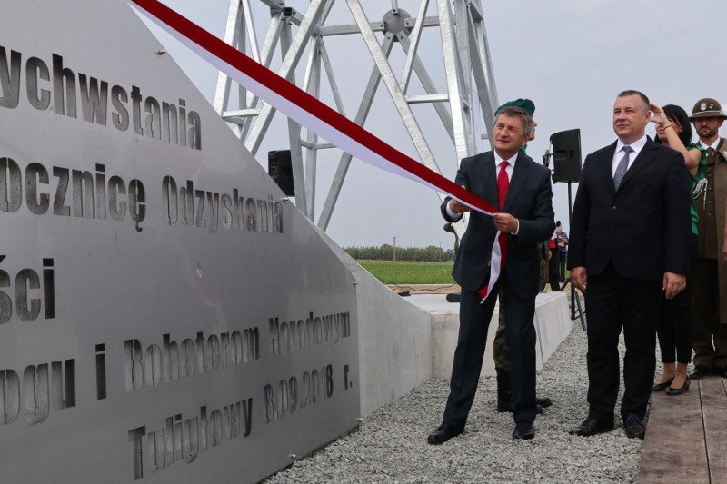 Odsłonięcie pomnika w Tuligłowach na Podkarpaciu z udziałem marszałka Sejmu Marka Kuchcińskiego.