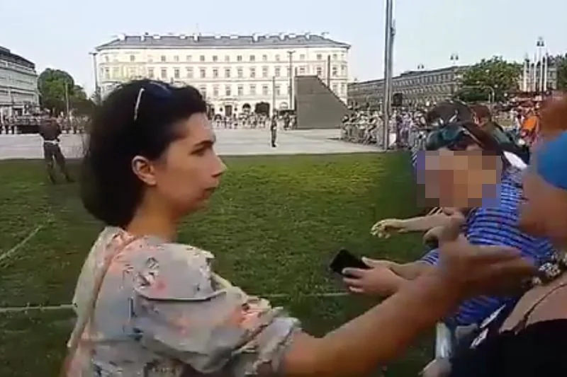 Pełnomocniczka wojewody dolnośląskiego, która spoliczkowała kobietę skandującą "konstytucja", dziś złożyła rezygnację.