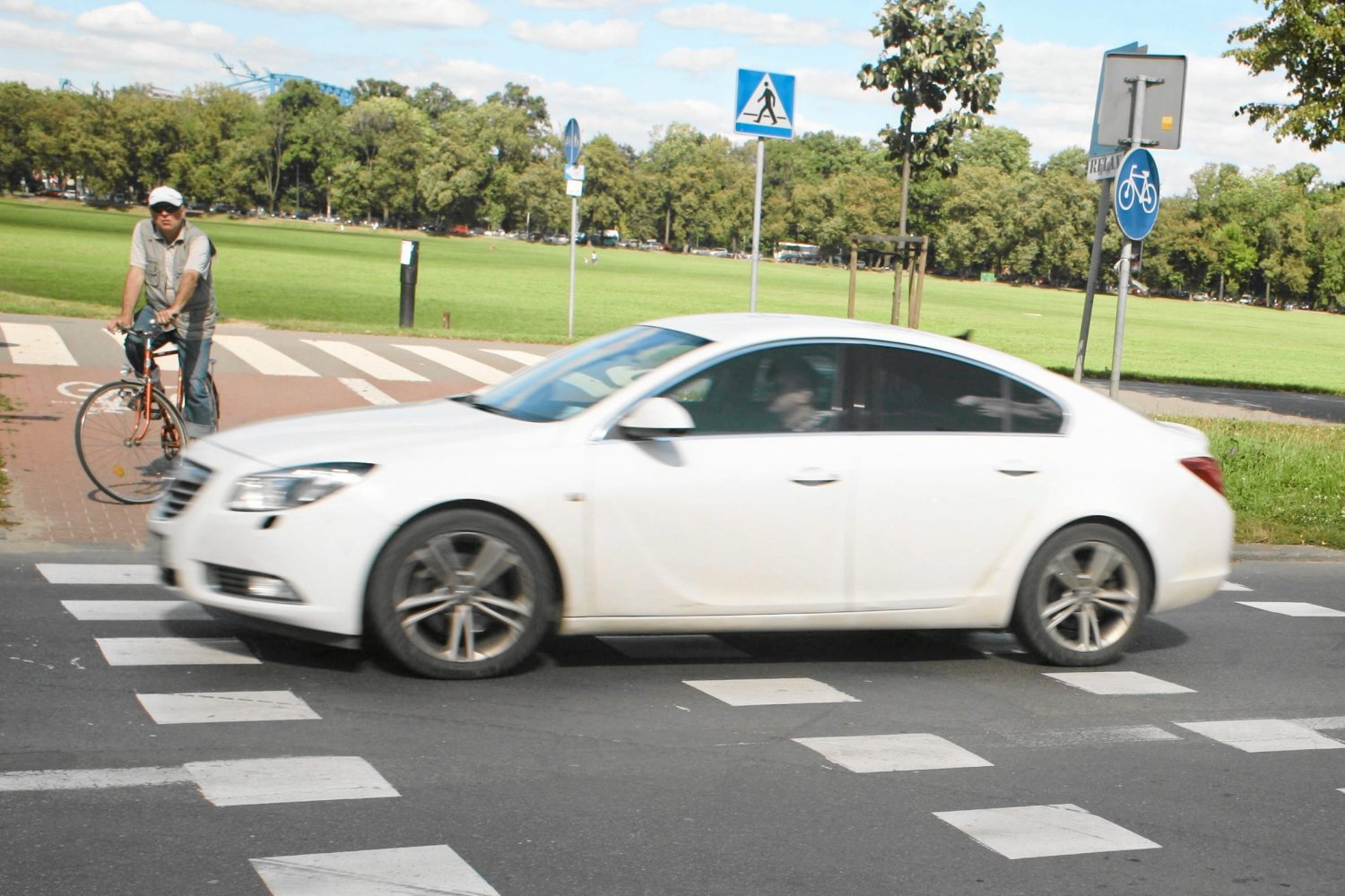 Samochód blokuje przejazd ścieżką rowerową