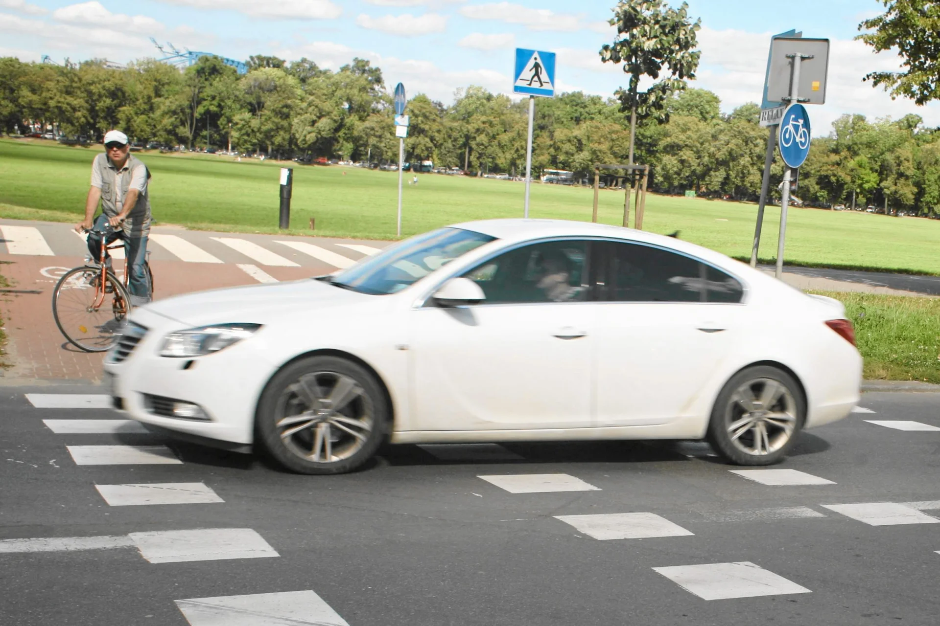 Samochód blokuje przejazd ścieżką rowerową