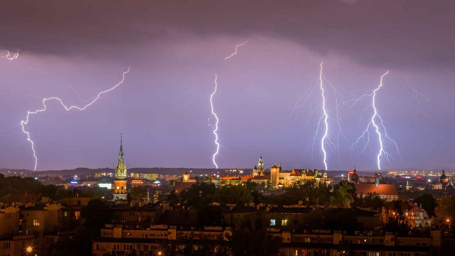 IMGW ostrzega przed załamaniem pogody. Gwałtowne burze z gradem to jeszcze nic