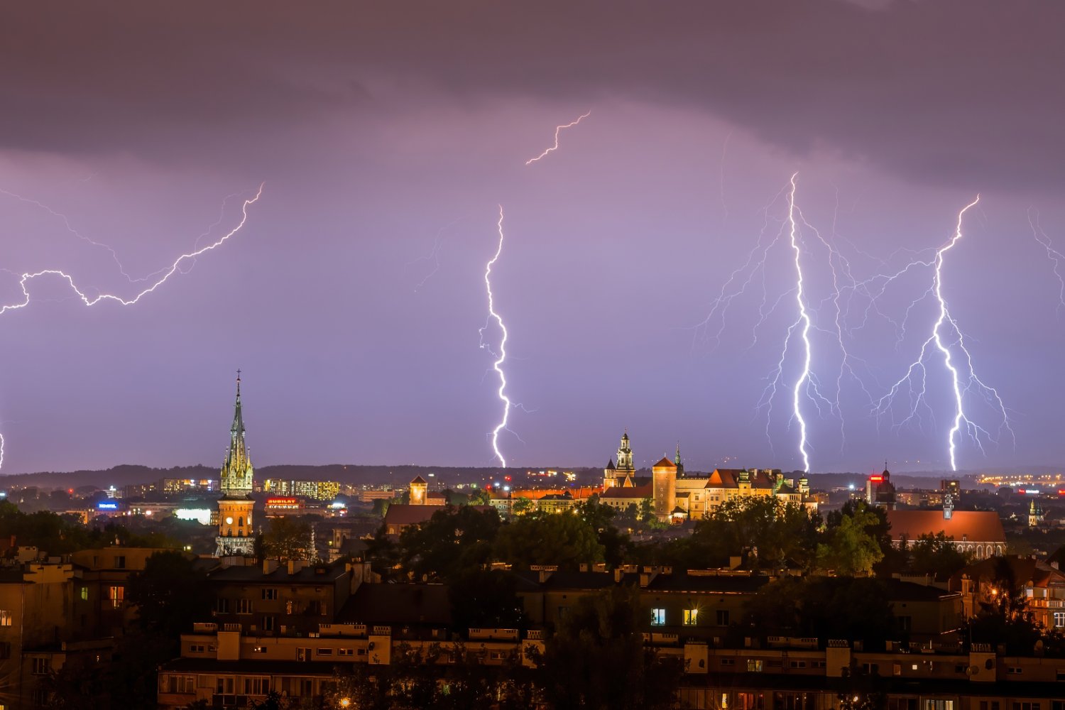 Ciemne chmury i pioruny nad miastem. Prognoza pogody na środę