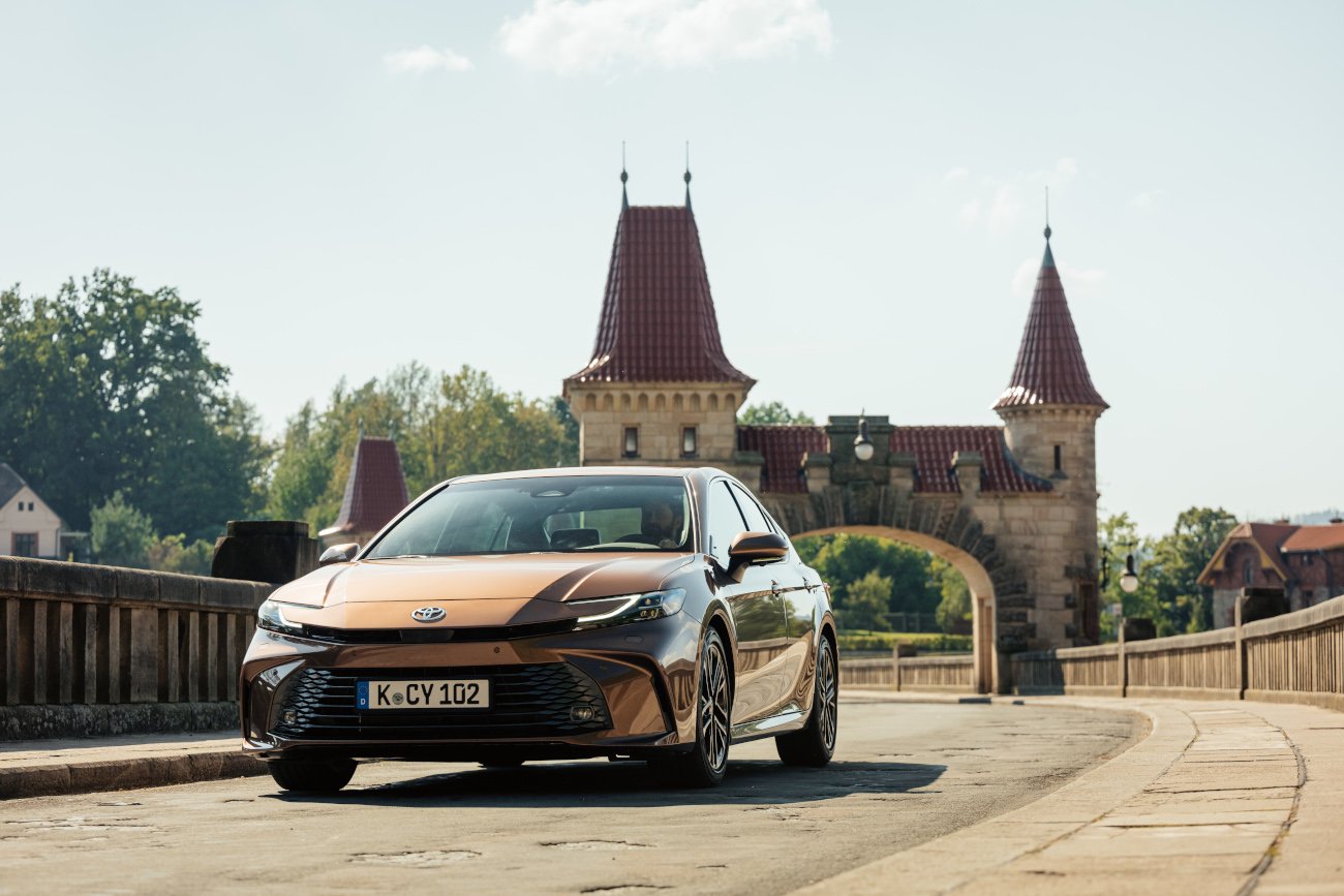Ta limuzyna pali tyle co miejskie autko. Oto co jeszcze "potrafi" nowa Toyota Camry