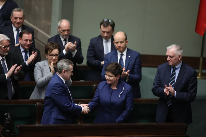 Rząd Beaty Szydło zaczął się bogacić na nagrodach już w 2016 roku.
