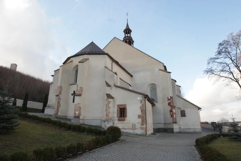 Kościół św. Bartłomieja Apostoła w Chęcinach u stóp słynnych ruin średniowiecznego zamku królewskiego to jedna ze starszych świątyń w Polsce. Ufundował ją król Władysław Łokietek.