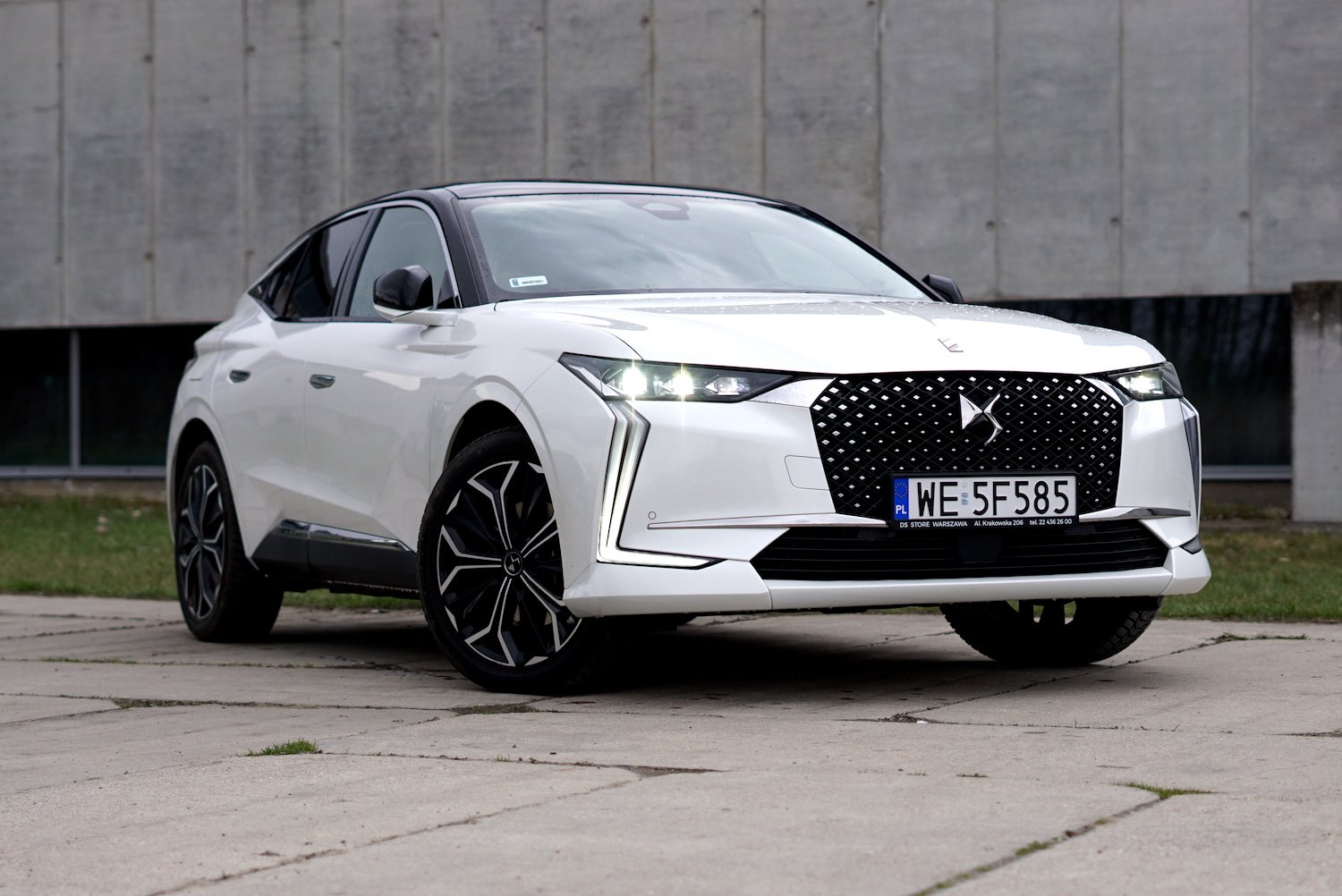 DS 4 jako hybryda plug-in może być oszczędny, ale jest jeden warunek: trzeba pilnować, by bateria nie była pusta.