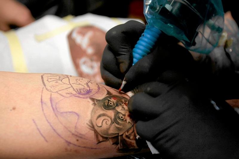 Do tatuowania nie wiele potrzeba. Wystarczy maszynka, rękawiczki i talent