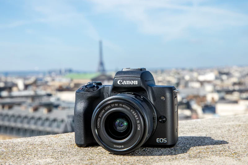 CANON EOS M50 - uniwersalny aparat bezlusterkowy z obsługą filmów 4K, odchylanym ekranem dotykowym, matrycą CMOS o rozdzielczości 24,1 MP i procesorem DIGIC 8