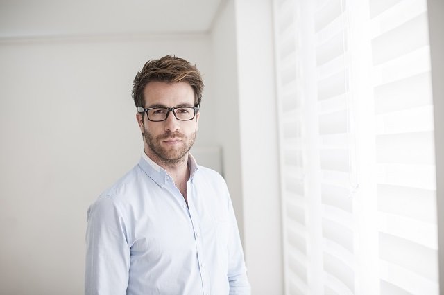 Każda koszula nabiera mocy, o ile jest świeża i dobrze wyprasowana. Takiego klasyku nie powinno zabraknąć w twojej szafie