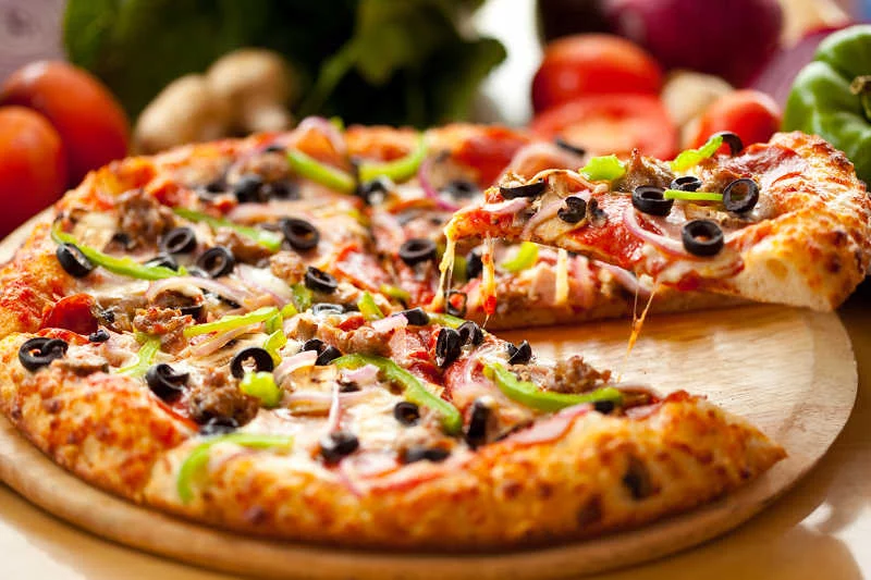 Najczęściej wybieraną w Polsce pizzą jest ta samodzielnie komponowana, najpopularniejszym dodatkiem są pieczarki.