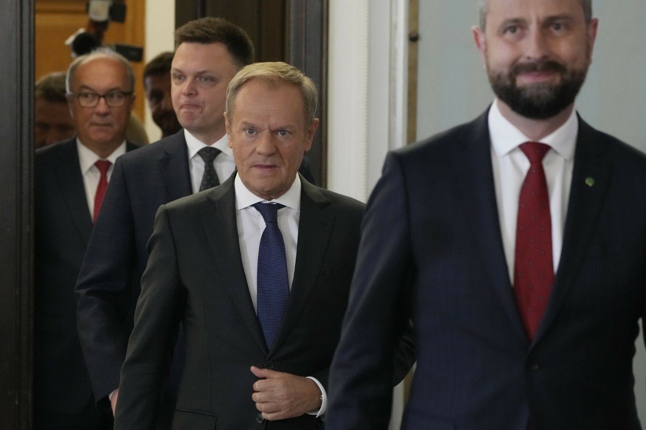 Liderzy zjednoczonej opozycji w drodze na wspólną konferencję prasową po wygranych wyborach. Od przodu: Władysław Kosiniak-Kamysz, Donald Tusk, Szymon Hołownia i Włodzimierz Czarzasty.