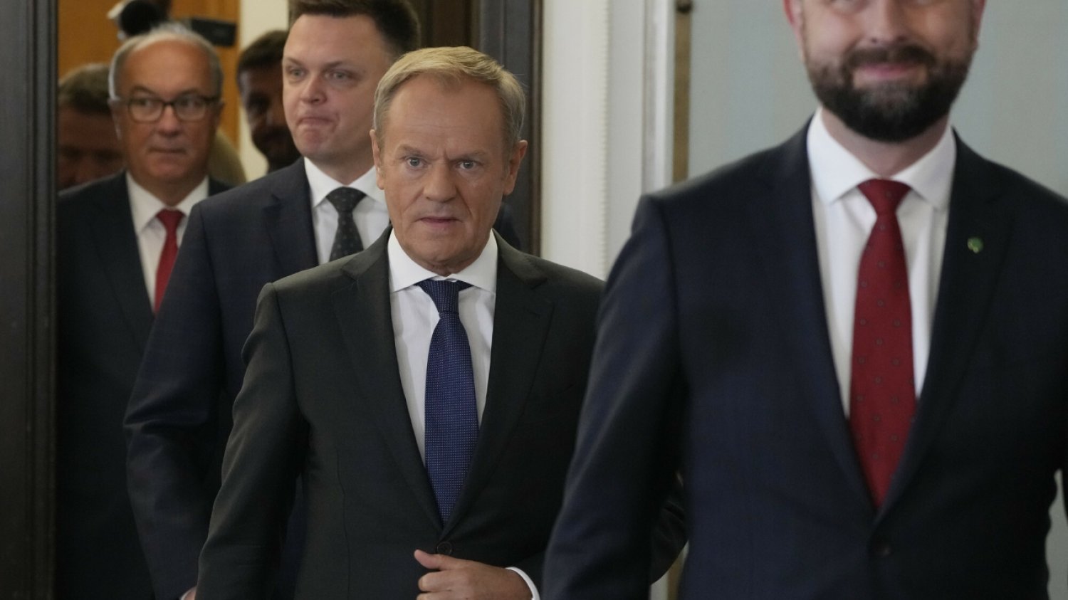 Liderzy zjednoczonej opozycji w drodze na wspólną konferencję prasową po wygranych wyborach. Od przodu: Władysław Kosiniak-Kamysz, Donald Tusk, Szymon Hołownia i Włodzimierz Czarzasty. Liderzy zjednoczonej opozycji w drodze na wspólną konferencję prasową po wygranych wyborach. Od przodu: Władysław Kosiniak-Kamysz, Donald Tusk, Szymon Hołownia i Włodzimierz Czarzasty.