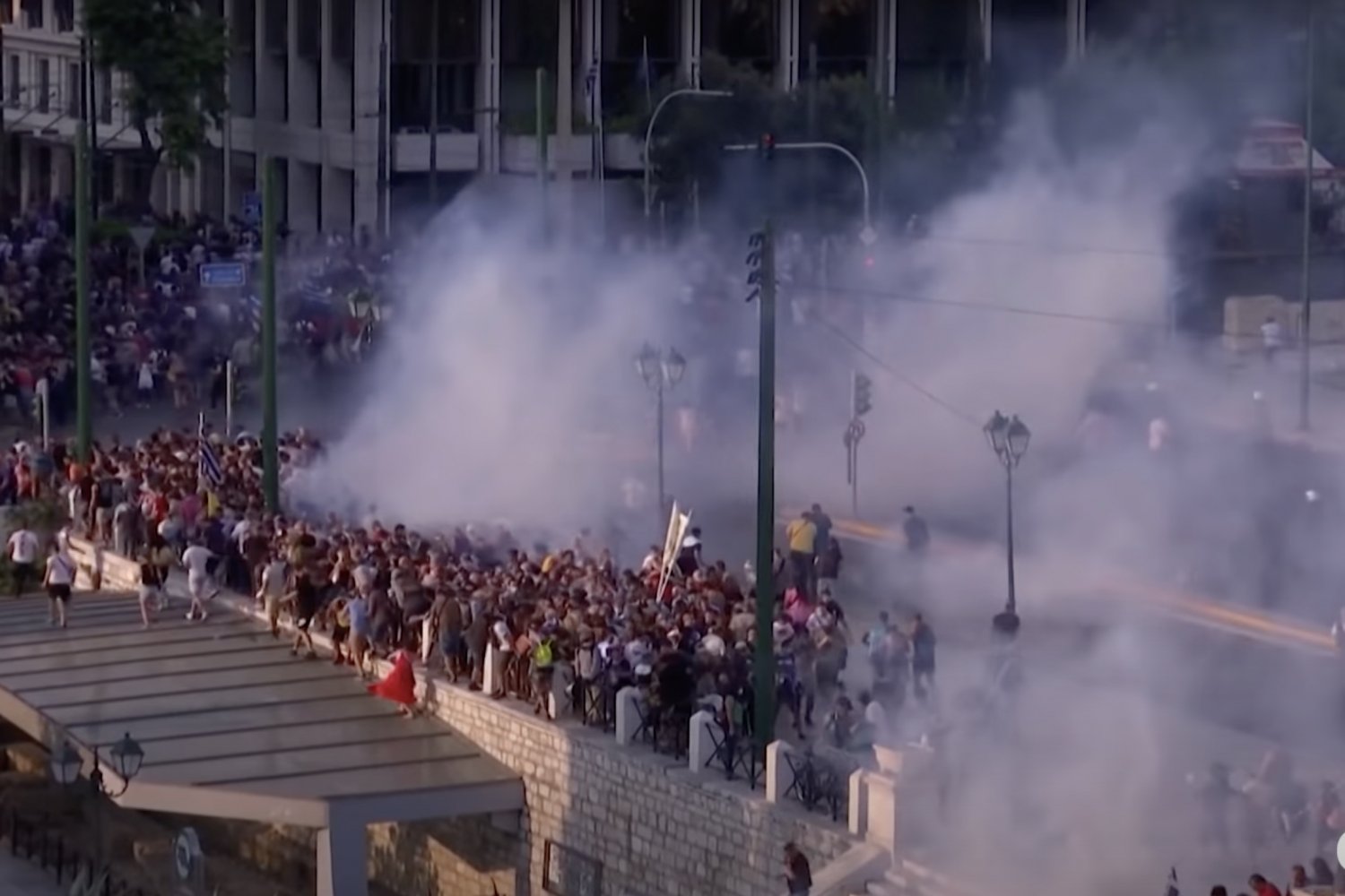 Zamieszki w Atenach przybrały dużą skalę. Przeciwko protestującym użyto m.in. armatek wodnych.