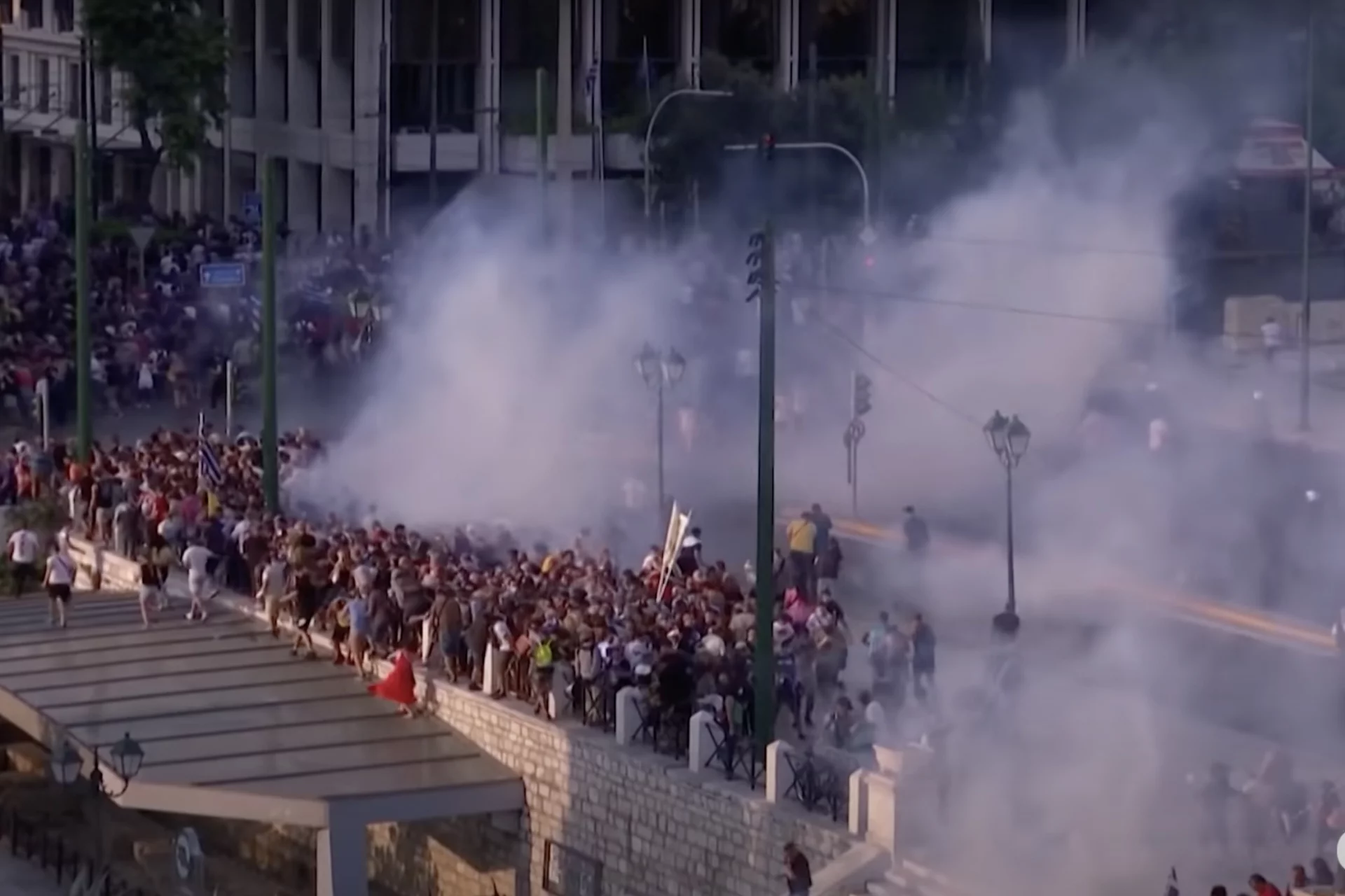 Zamieszki w Atenach przybrały dużą skalę. Przeciwko protestującym użyto m.in. armatek wodnych.