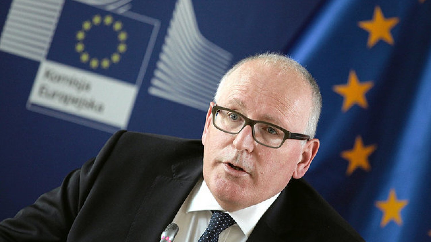 Wiceprzewodniczący Komisji Europejskiej Frans Timmermans poinformował, że Bruksela daje PiS miesiąc na usunięcie zagrożeń dla rządów prawa w Polsce. Zdaniem KE, dwa weta prezydenta Andrzeja Dudy nie rozwiązały wszystkich problemów.