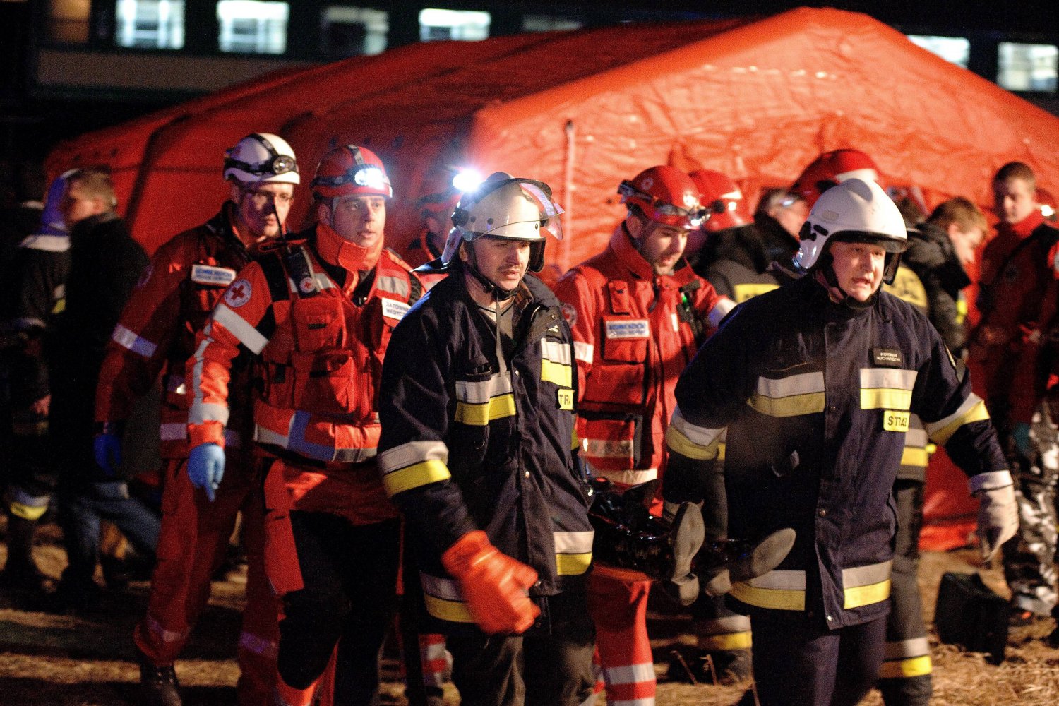 Ratownicy medyczni i strażacy podczas akcji ratunkowej na miejscu katastrofy kolejowej w Szczekocinach