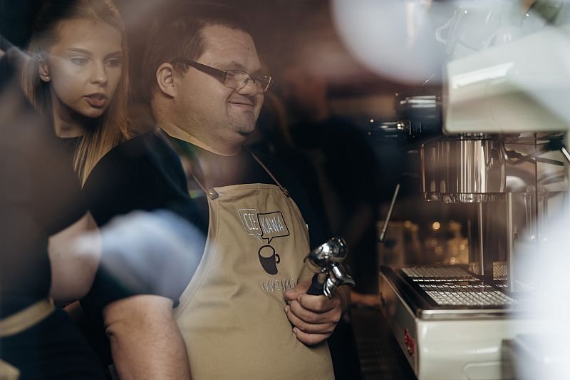 Kawiarnia CieKAWA to miejsce, w którym pracę znaleźli niepełnosprawni i osoby zagrożone wykluczeniem społecznym. Jest zagrożona likwidacją przez koronawirusa. Oto, jak można pomóc.