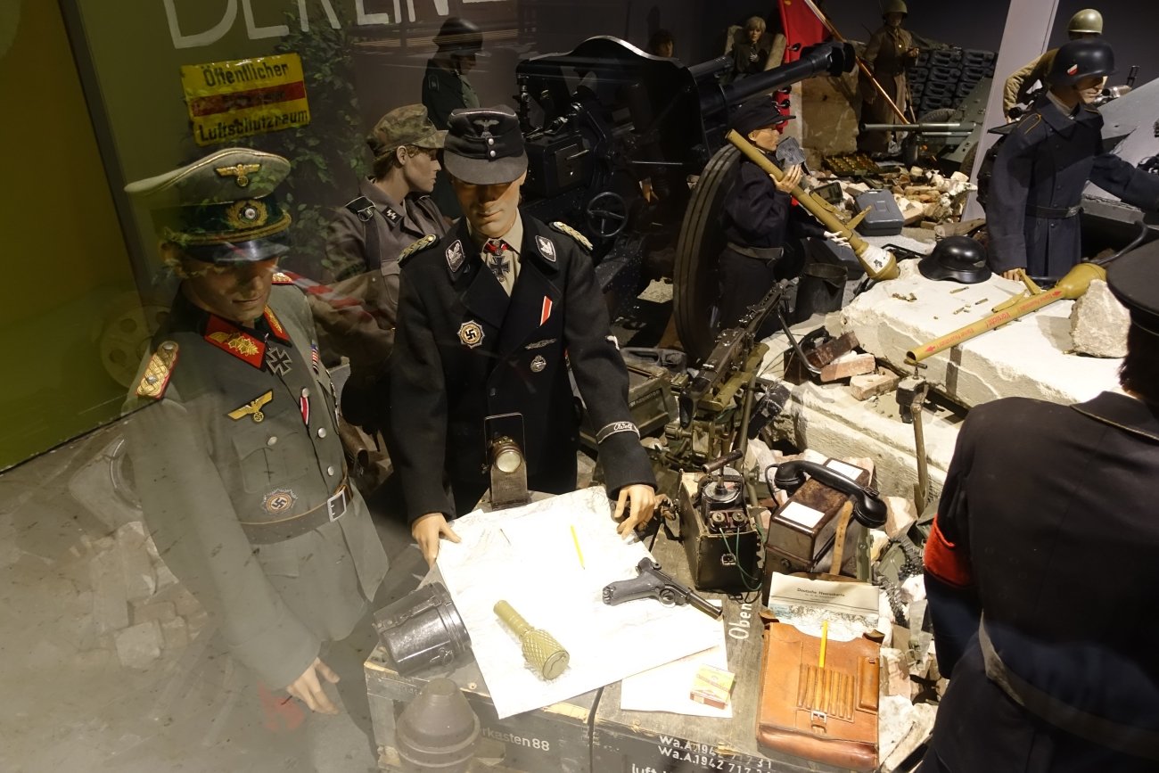 O pisaniu powieści szpiegowskich, przyjętym z uznaniem debiucie książkowym, premierze nowej książki "Dolina szpiegów" i planach na przyszłość rozmawiamy z Robertem Michniewiczem, pisarzem i byłym oficerem polskiego wywiadu.