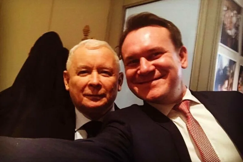 Prezes PiS pojawił się na zdjęciu Dominika Tarczyńskiego.