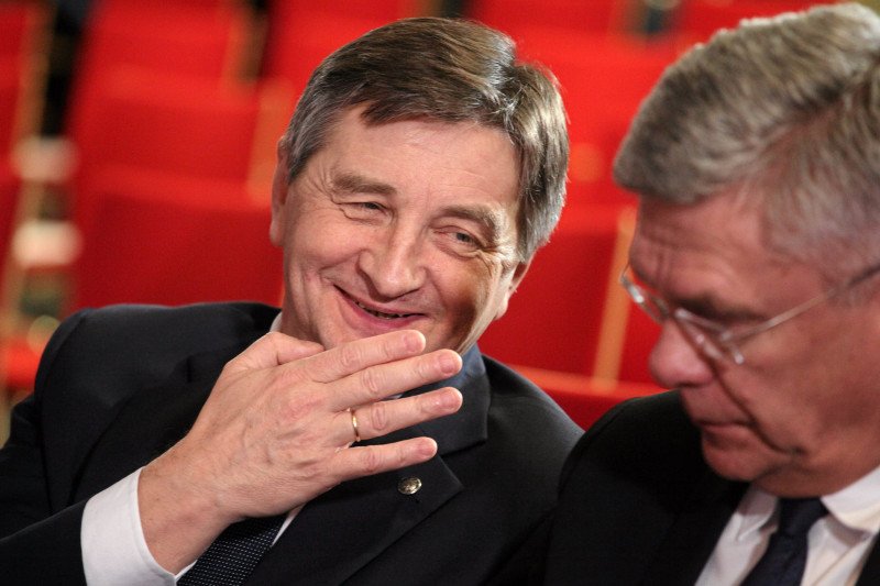 Nowe polecenie marszałka Marka Kuchcińskiego (na zdjęciu z marszałkiem Stanisławem Karczewskim) sprawiło, że posłowie na serio pytają o jego zdrowie psychiczne.