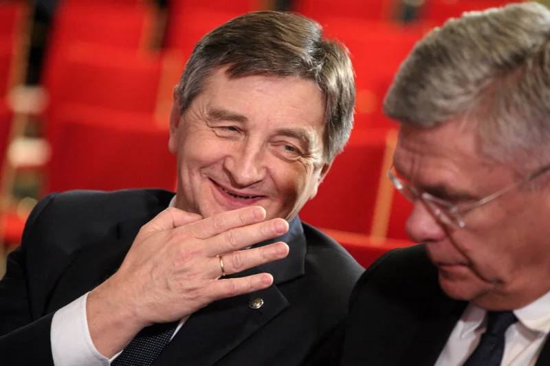 Nowe polecenie marszałka Marka Kuchcińskiego (na zdjęciu z marszałkiem Stanisławem Karczewskim) sprawiło, że posłowie na serio pytają o jego zdrowie psychiczne.