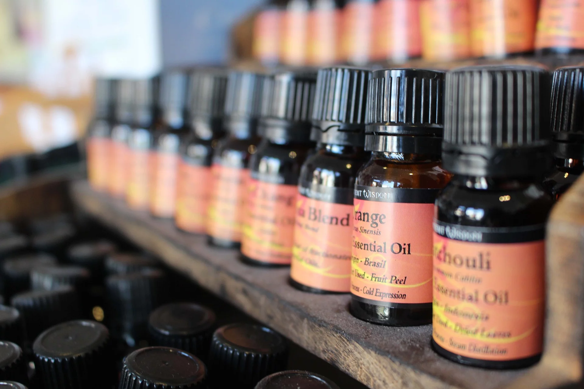 Na opakowaniu olejku powinniśmy szukać napisu "100 % essential oil"