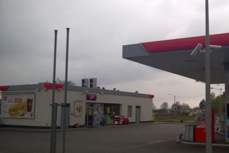 Stacja benzynowa w Rymaniu. To tutaj 37-latka wjechała bmw w budynek i uciekła przed policją.