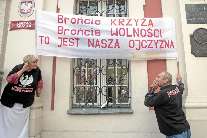 Przed Urzędem Miasta, protest w obronie pomnika Chrystusa