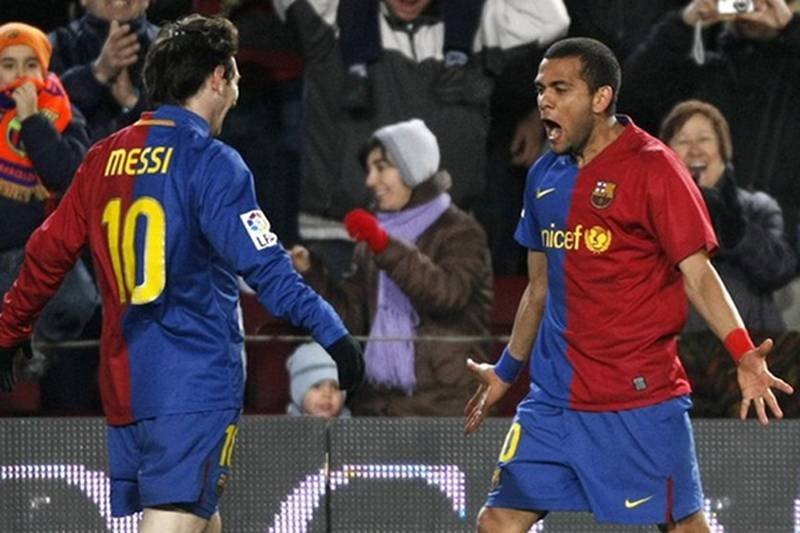 Leo Messi i Dani Alves - jeden najczęściej strzela, drugi mu często dogrywa