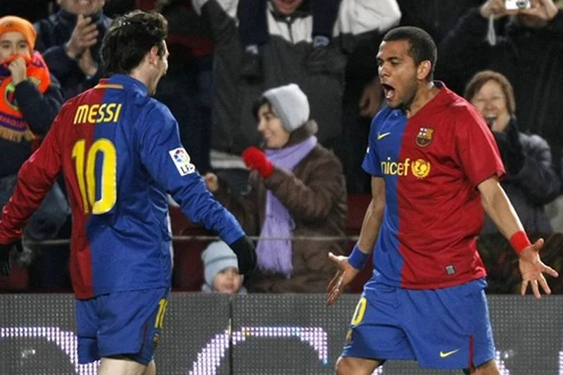 Leo Messi i Dani Alves - jeden najczęściej strzela, drugi mu często dogrywa