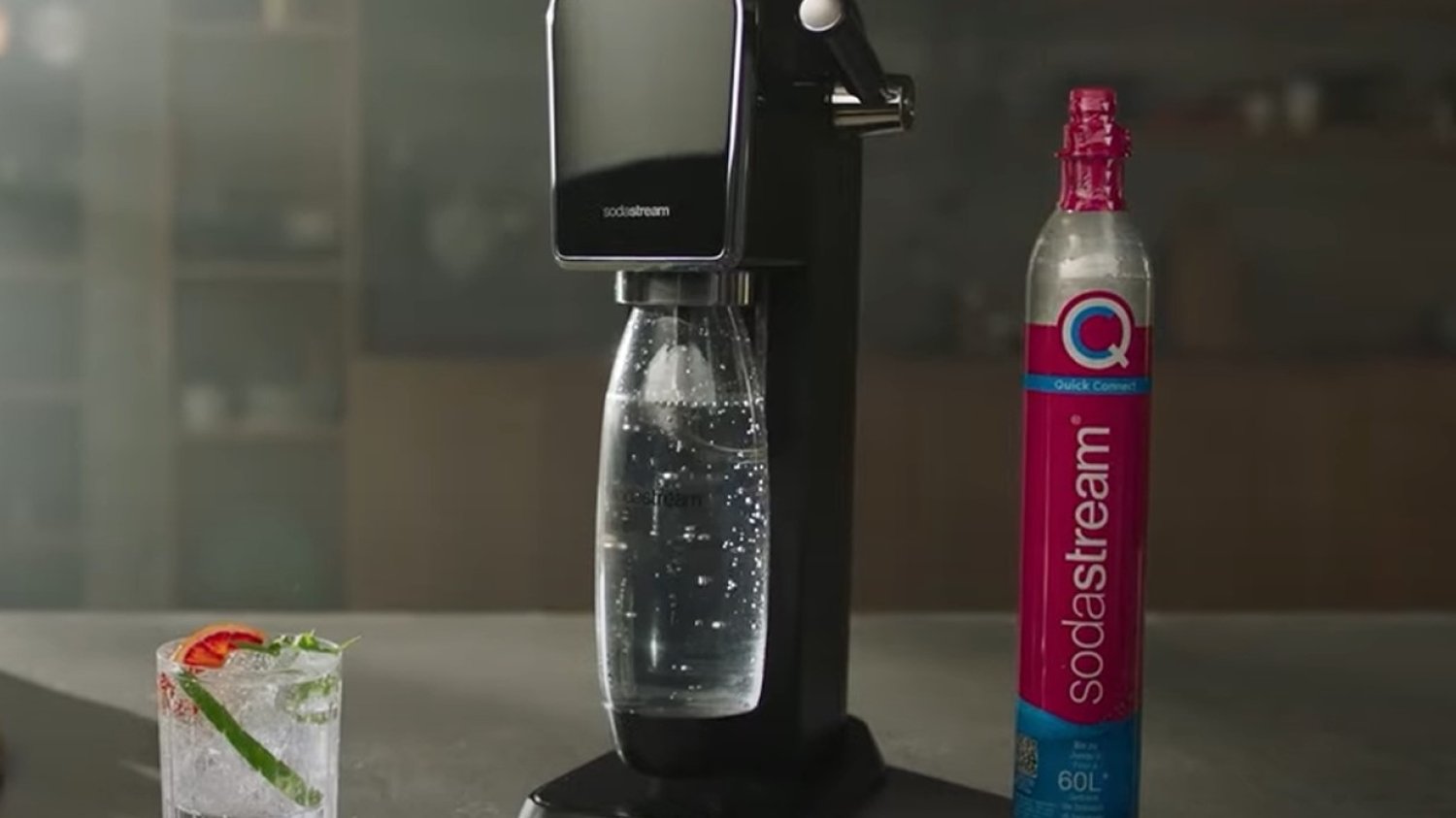 Nabicie butli SodaStream, Dafi, Brita, Philips itd. Ta metoda ma najniższą cenę Napełnianie naboju SodaStream. Jak to zrobić najtaniej?