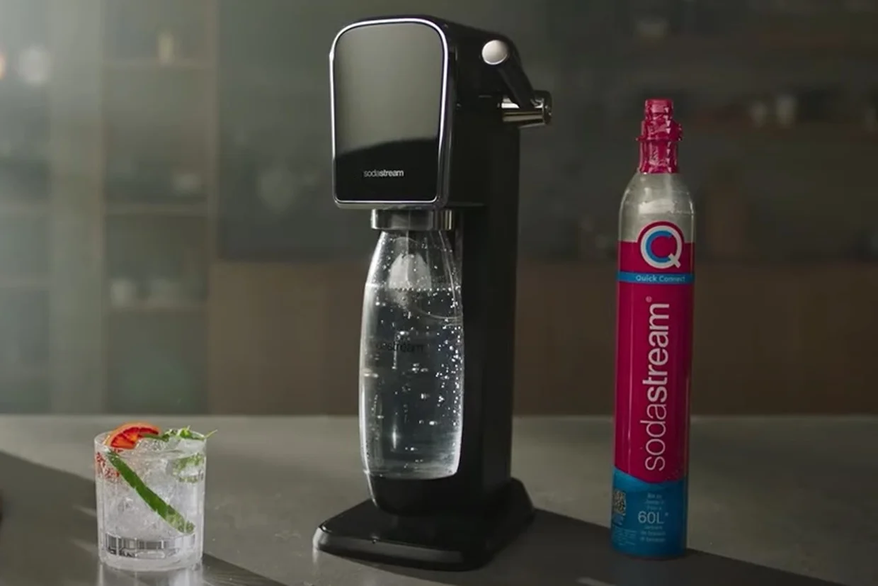 Nabicie butli SodaStream, Dafi, Brita, Philips itd. Ta metoda ma najniższą cenę Napełnianie naboju SodaStream. Jak to zrobić najtaniej?