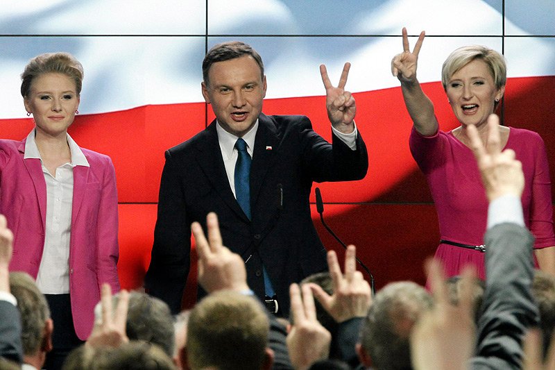 Stylizacje rodziny Dudów to podstawa do obaw przed PiS...?