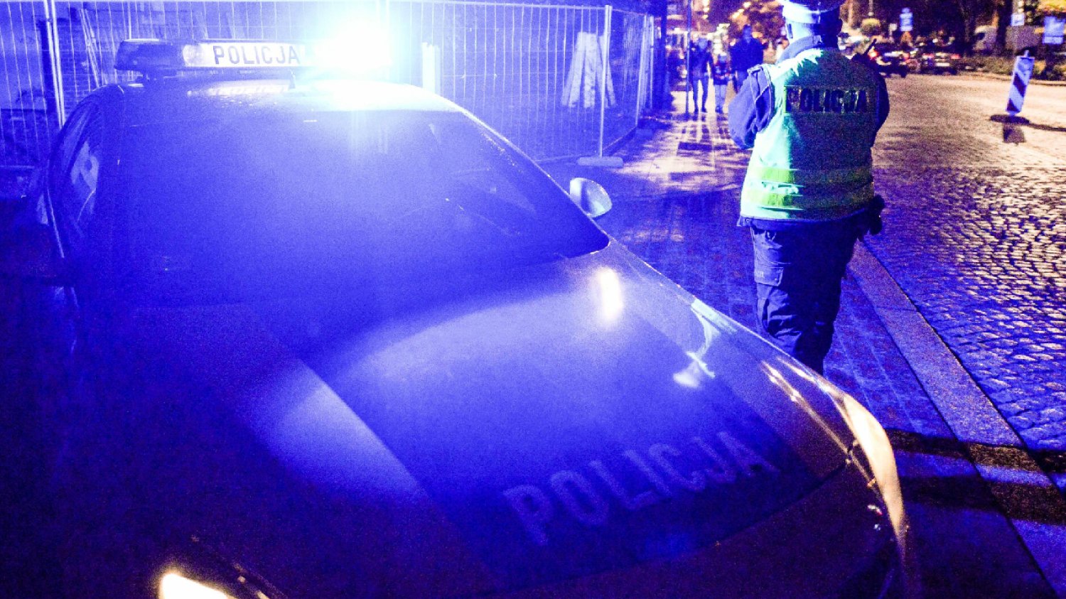 Policjant iderzył radiowozem prosto w drzewo. W aucie były nastolatki.