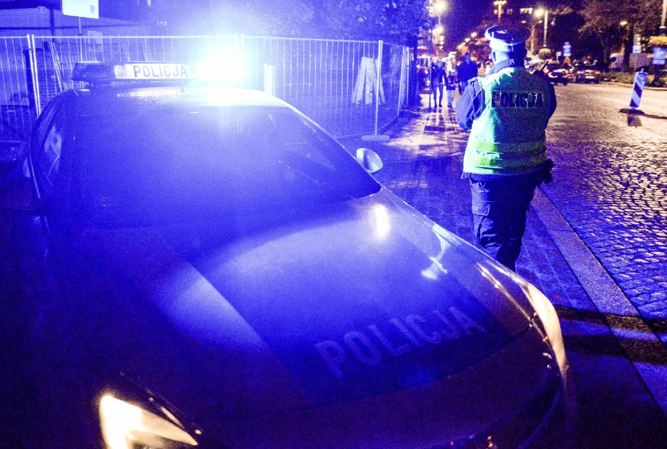 Policjant iderzył radiowozem prosto w drzewo. W aucie były nastolatki.