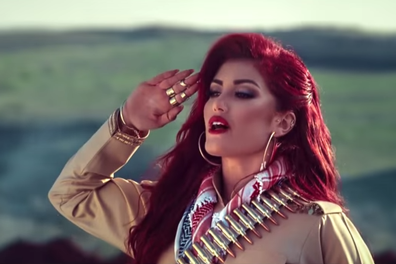 Helly Luv, kadr z teledysku