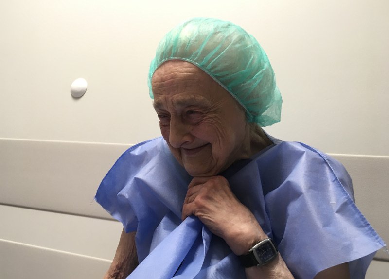 83-letnia pani Maria po usunięciu zaćmy. Zabieg wykonał profesor Jacek Szaflik. Wszyscy lekarze zrzekli się swojego honorarium, dlatego za zabieg pozatorebkowego usunięcia zaćmy z wszczepieniem sztucznej soczewki oka lewego zapłaciliśmy tylko 3 tysiące zł