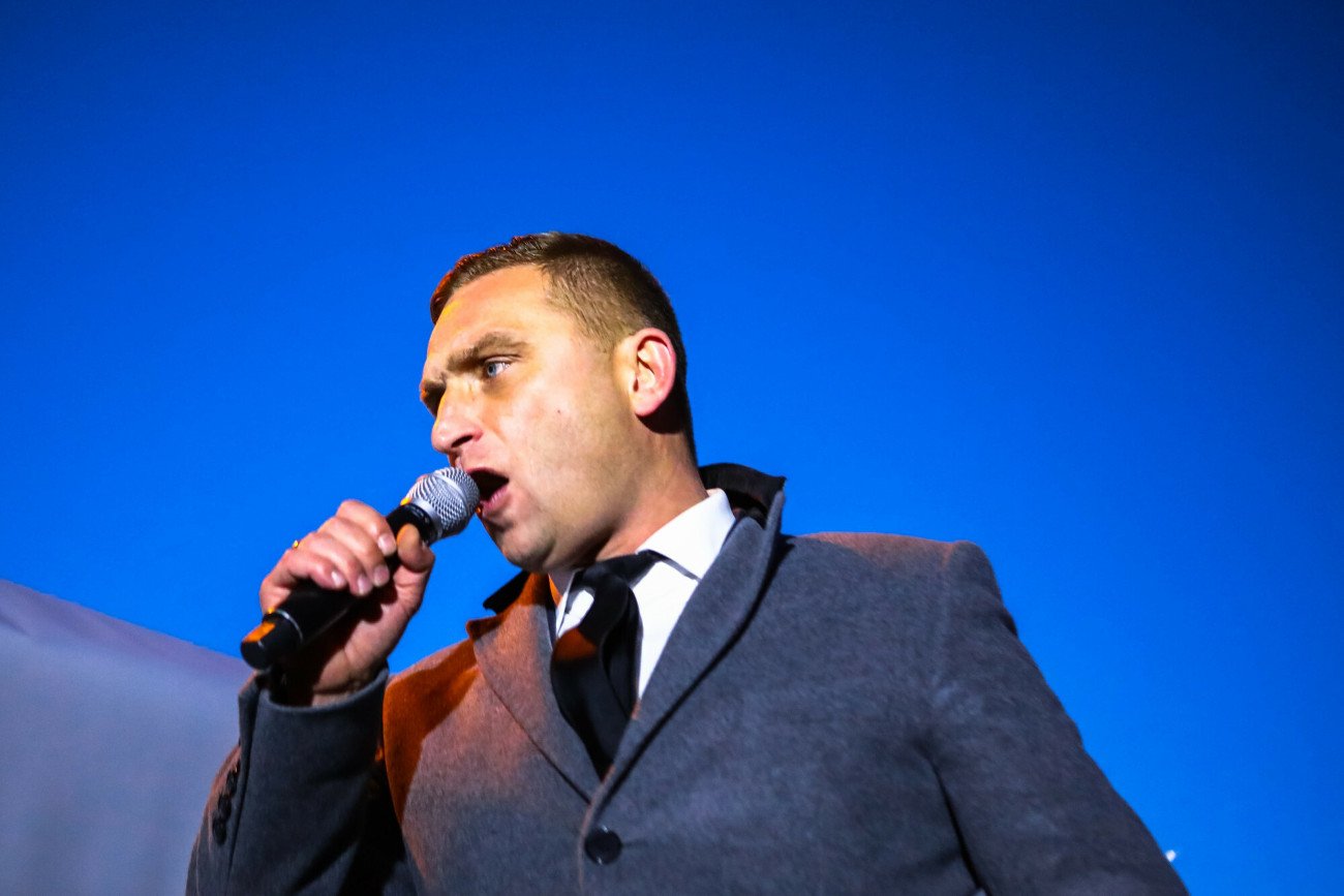 Robert Bąkiewicz w trakcie kontrmanifestacji podczas demonstracji "ZostajeMY w UE"