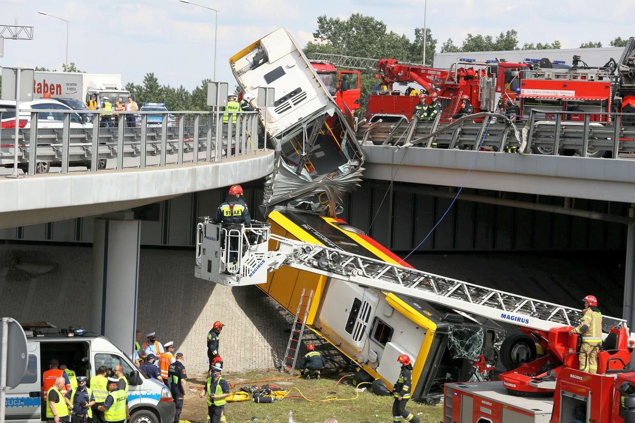 Tomasz U., który w środę rozjechał pieszego na pasach, w 2020 roku spowodował tragiczny wypadek. Prowadzony przez niego autobus spadł z wiaduktu