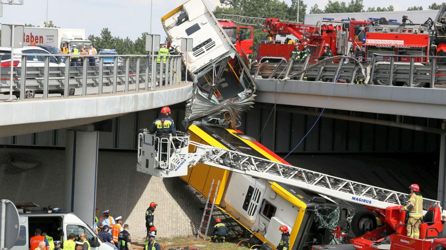 Tomasz U., który w środę rozjechał pieszego na pasach, w 2020 roku spowodował tragiczny wypadek. Prowadzony przez niego autobus spadł z wiaduktu