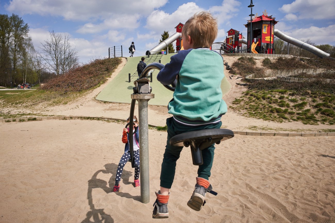 Senior z Tarnobrzega wymachiwał maczetą na placu zabaw. 81-latek zatrzymany