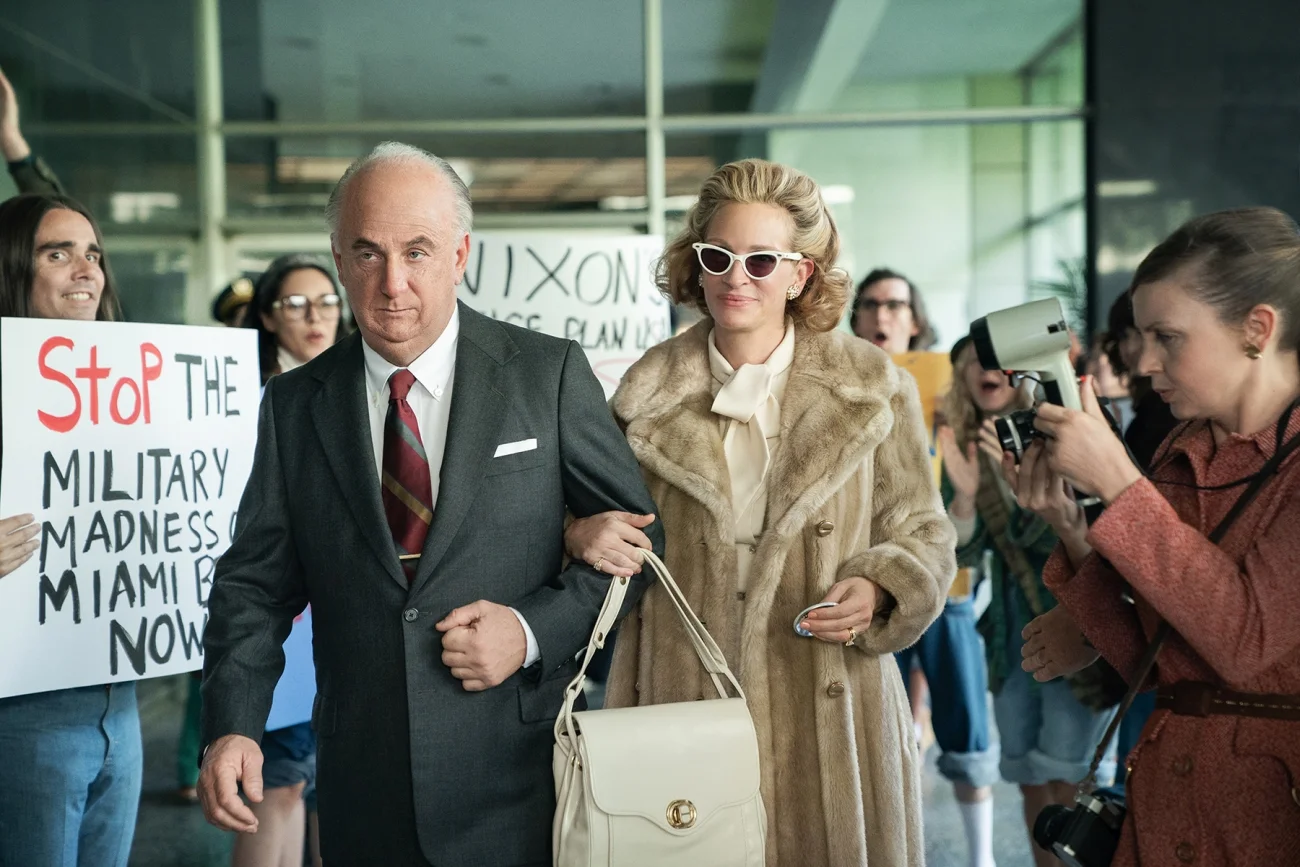 Nieznane oblicza afery Watergate odsłania ośmioodcinkowa produkcja "Gaslit" z Julią Roberts i Seanem Pennem. Premierowe odcinki serialu co tydzień, od 3 maja godz. 21:00 na CANAL+ PREMIUM oraz następnego dnia w serwisie CANAL+ online.