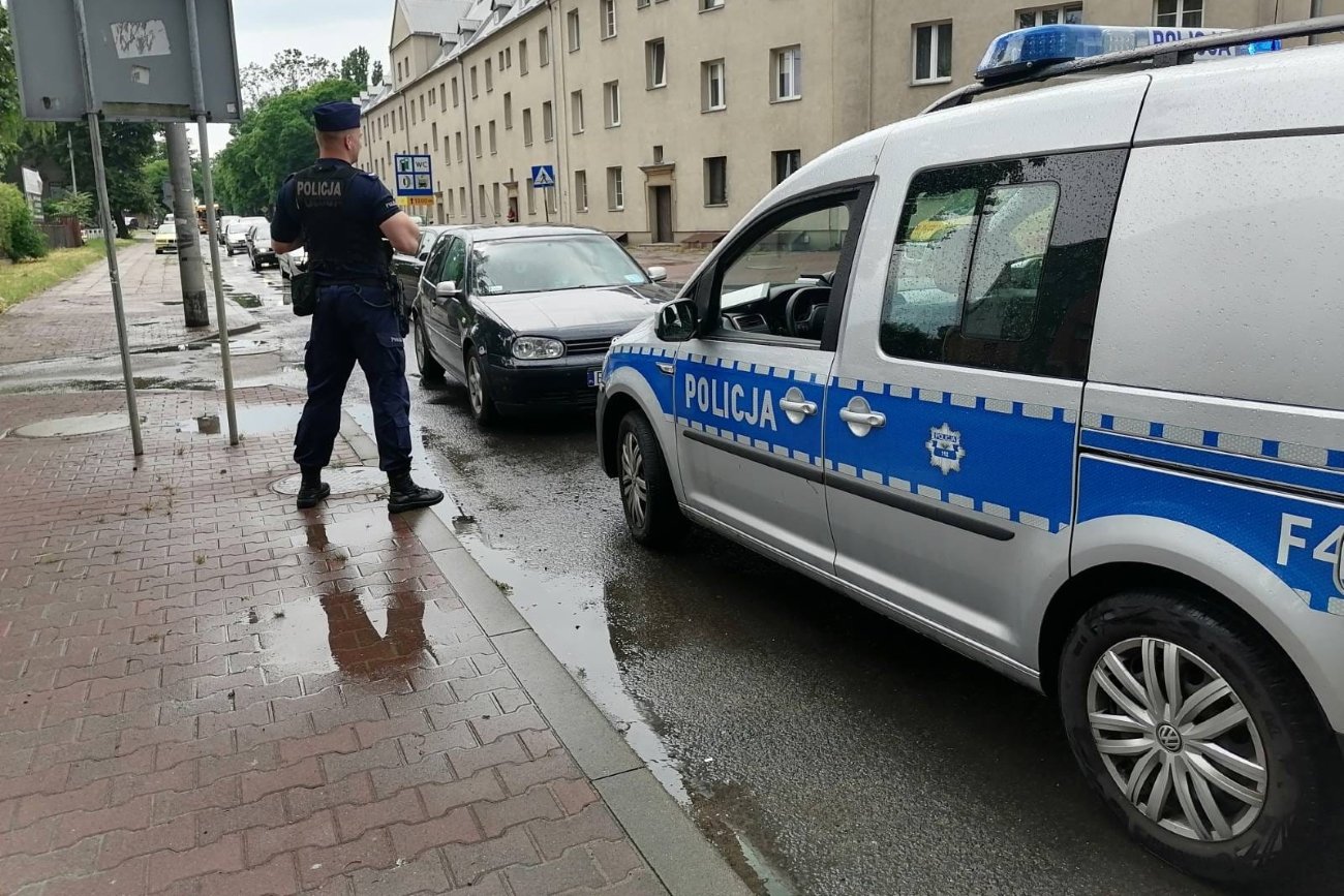 Za kółkiem samochodu osobowego w Piotrkowie Trybunalskim usiadł mężczyzna, który chwilę wcześniej oblał egzamin na prawo jazdy.